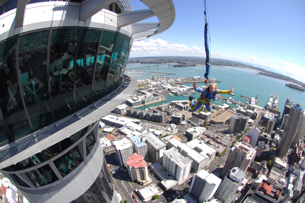 O SkyJump é uma das atrações radicais da Sky Tower