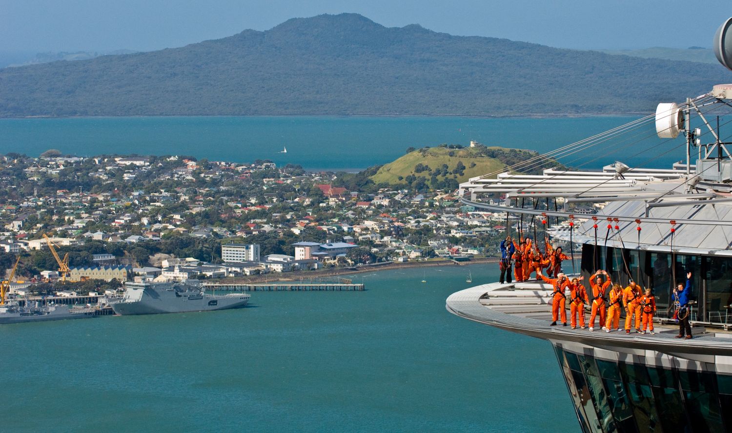 A caminhada ao redor da torre com a praia de Devonport e Takapuna ao fundo.